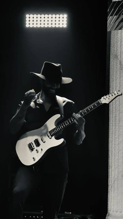 Artista em performance no palco, por Aday Lima