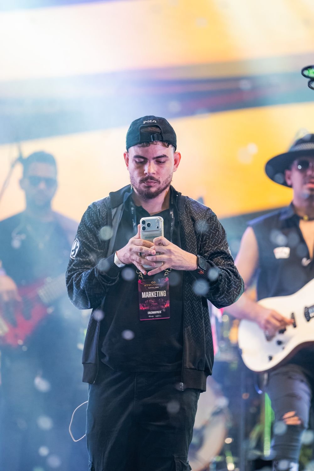 Aday Lima captando conteúdo durante o show
